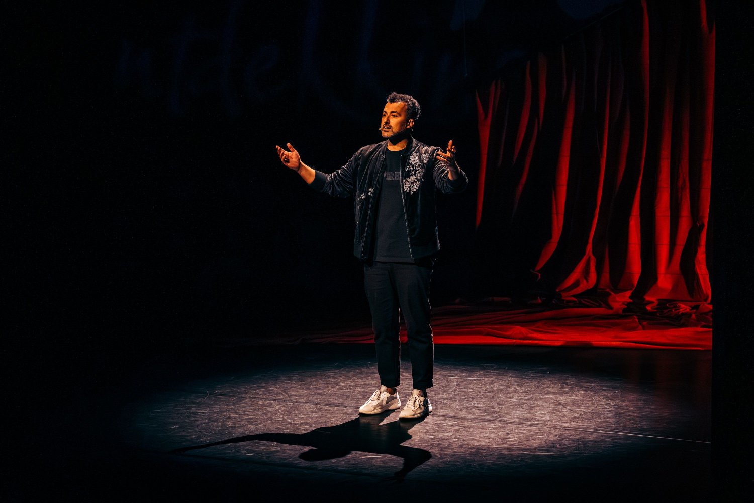 Özcan Akyol brengt nieuw theatercollege ‘De Klassenmigrant’